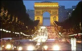 Certaines personnes (surtout des Français ! ) disent que c'est la plus belle avenue du monde ! L'avenue des Champs-Élysées (1 910 m) relie la place Charles de Gaulle à la...