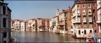 Le Grand Canal (3 800 m) est une voie aquatique importante. C'est l'artère principale de...
