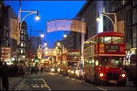 Londres et ses caméras de surveillance omniprésentes ! Il doit y en avoir sur les 2,5 km de la plus grande avenue commerçante du monde : Oxford Street et ses...