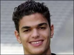 Les débuts du joueur Hatem Ben Arfa à Newcastle sont marqués par une grave blessure un mois après son arrivée . Laquelle ?