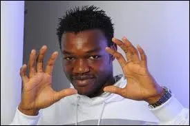 Dans quel club de L2 jouait Steve Mandanda avant de signer à l'OM en 2007 ?