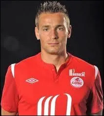 À quel joueur non sélectionné pour des problèmes de santé Mathieu Debuchy succède-t-il au poste d'arrière droit de l'équipe de France ?