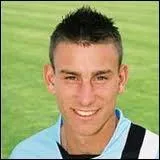 À quel club Arsenal a-t-il acheté Laurent Koscielny en 2010 contre une indemnité de transfert de 12,5 M alors qu'il avait été acheté 1,5 M à Tours un an plus tôt ?