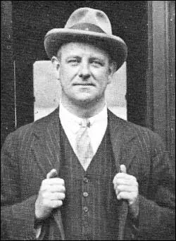 Cet humoriste anglais, devenu amricain, est le trs prolifique auteur du majordome britannique Jeeves, et de hros tout aussi pince-sans-rire, gratignant avec lgret la socit anglaise. .