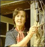 Cette romancire anglaise, auteur du fameux Quatuor d'automne, a un style arien, mais d'une grande prcision. On a dit d'elle qu'elle fut l'crivain la plus sous-estime du sicle. Qui est-elle ?