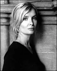 Cette anglaise s'est rapidement impose dans le club des auteurs policiers trs noirs, avec Birdman, Tokyo, Pig Island, Rituel...