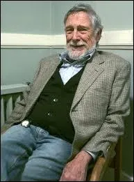 Surnomm l'crivain anonyme, car il refuse de se montrer, faisant planer mme le doute sur son existence, il est un auteur amricain de l'absurde. Il a crit L'arc-en-ciel de la gravit, V, Vineland. .