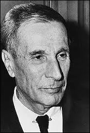 Ce vnitien est trs connu pour son oeuvre Le dsert des tartares. Il est aussi l'auteur de Le K, Un amour, La fameuse invasion de la Sicile par les ours . .