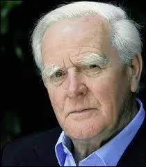 Cet auteur d'espionnage a travaill pour le MI5 et 6. L'espion qui venait du froid fut son 1er succs. L'un des principaux hros de cet anglais est George Smiley, dans un style oppos  celui de Bond