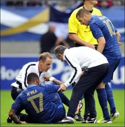 Quel joueur de l'quipe de France de football s'est bless hier soir  la cheville, lors du match amical contre la Serbie ?
