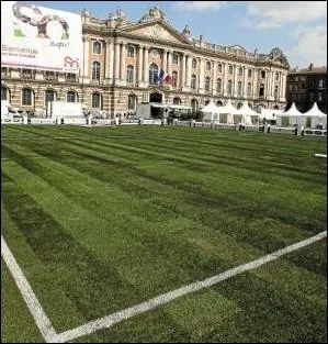 Quelle ville du Midi a le temps d'un week-end, transforme sa place emblmatique en terrain de rugby ?