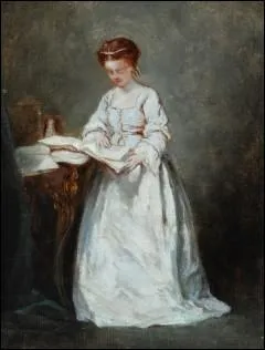 Fille en blanc en train de lire