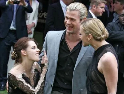 Mais si, elle a os, qui est-elle et  qui fait-elle ce geste ?