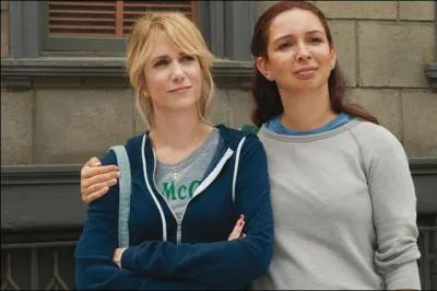 Quel(s) btiment(s) ferm(s) regarde ces deux femmes dans cette scne de  Mes meilleurs amies  ?