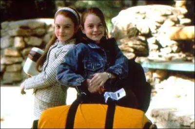 Comment se nomment les jumelles dans le film  A nous quatre  ?