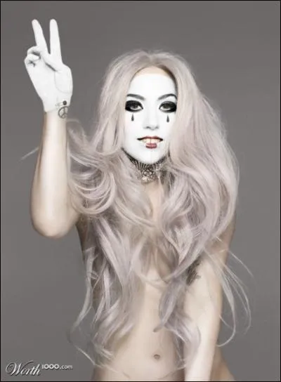 Elle chante sa poker face.