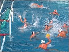 Combien de joueurs compte une quipe de water-polo dans l'eau durant une partie ?