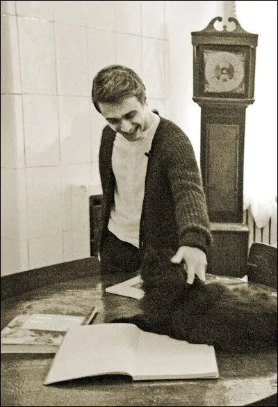 Qui est ce clbre acteur qui s'amuse ici avec un chat factieux ?