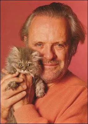 Celui qui serre contre sa joue ce joli chaton est un des plus grands acteurs anglais...