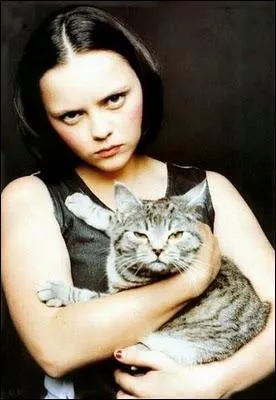 On dirait que le chat a pris l'expression de la jeune actrice, celle qui fut Mercredi dans la famille Addams...