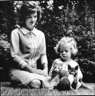 Sur cette jolie photographie, Jackie Kennedy regarde sa fille jouer avec de jolis chatons. Quel est le prnom de la fille de John et Jackie ?