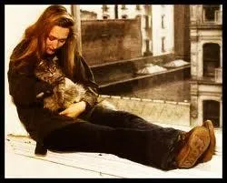 Une autre grande star qui caresse son chat sur cette photo, c'est ?