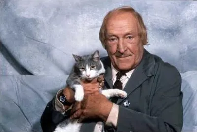 Un grand acteur de thtre et de cinma franais, portant ici un superbe chat. Qui est-ce ?