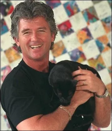 Tout souriant avec un joli chat noir qui tente de s'esquiver, c'est le fameux Bobby Ewing de la srie Dallas, l'acteur ?