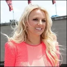 Avec quel chanteur a-t-elle eu une relation de 4 ans ?