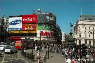Et cette place commerciale, clbre pour ses enseignes lumineuses ?
