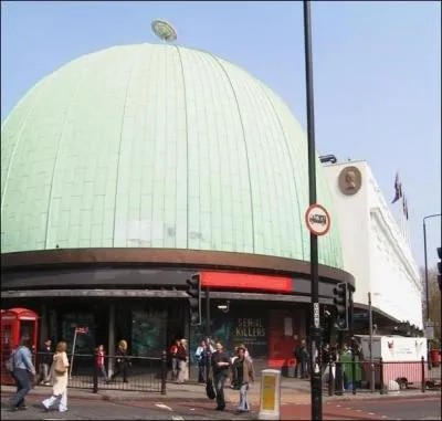 Quel est ce lieu trs visit  Londres ?