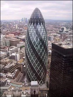 Le  Cornichon  ou  Gherkin  est le building le plus connu de ... ?