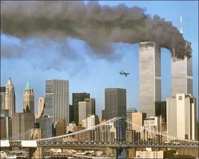 Marques par un incendie le 13 fvrier 1975 puis par un attentat  la bombe le 26 fvrier 1993, les tours jumelles WTC furent intgralement dtruites par deux avions dtourns le :