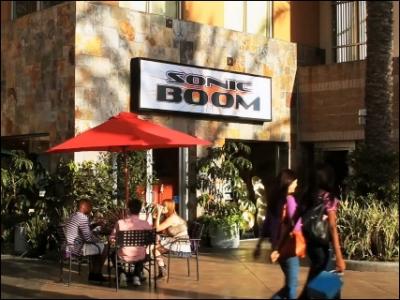 Ally travaille au Sonic Boom mais que vend-elle ?