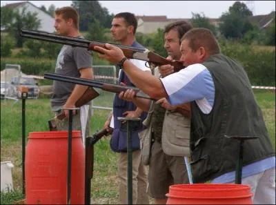 Tir sur plateaux. Le...