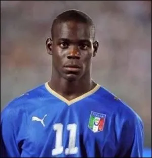 Joueur international de foot italien. Mario...