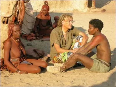 Quelle est la profession de cet homme vivant dans un pays tranger avec la population locale ?