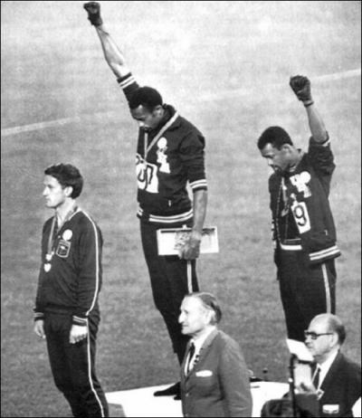 Lors de ces jeux olympiques d't, deux athltes, sympathisants des Black Panthers, levrent le poing en signe de protestation contre la sgrgation raciale aux Etats-Unis, cela se passa  ...