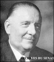 Devenu Prsident par intrim deux fois, lorsque Charles de Gaulle se retira du pouvoir et lorsque Georges Pompidou mourut subitement :