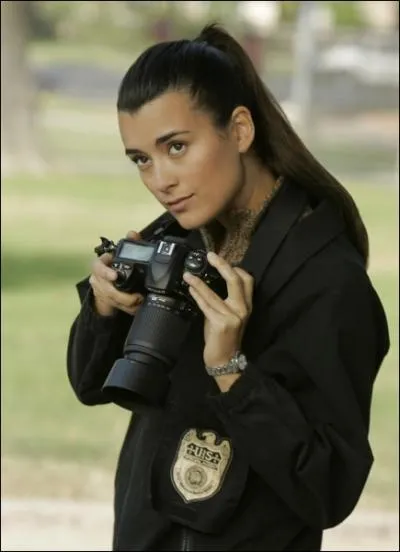 Nouvellement devenue agent spcial  la 8me saison, Ziva David tait avant tout... (Choisir 2 rponses)