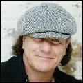 Quel est le nom du chanteur du groupe AC/DC ?