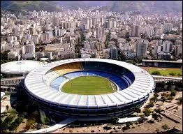 Comment s'appelle le stade gant de football de Rio, qui peut accueillir plus de 150 000 personnes ?