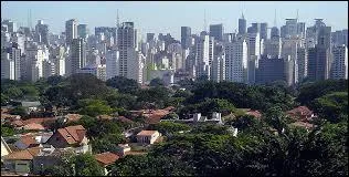 Quelle est la capitale conomique ainsi que l'agglomration la plus peuple du Brsil avec prs de 20 millions d'habitants ?