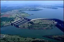 Comment s'appelle le gigantesque barrage construit sur le fleuve Parana, ralis et exploit conjointement par le Brsil et le Paraguay ?