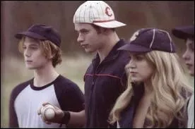 Qui est l'arbitre lors de la partie de base-ball des Cullen ?