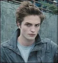 Quels exemples de vampires requirent l'attention de Bella ?