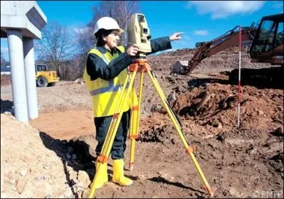 Quel mtier exerce-t-on quand on travaille dans l'amnagement d'un quartier, trac d'une route, limites de proprit, dessin d'une base de loisirs, calcul des surfaces d'appartements...