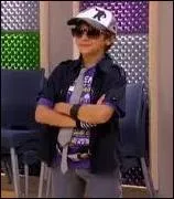 Comment s'appelle cette jeune star en visite au studio ?