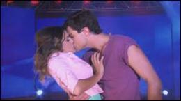 A la fin de quelle chanson Diego embrasse-t-il Violetta sur scène ?