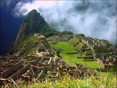 A quelle hauteur (approximative) est situe la clbre cit inca Machu Picchu ?